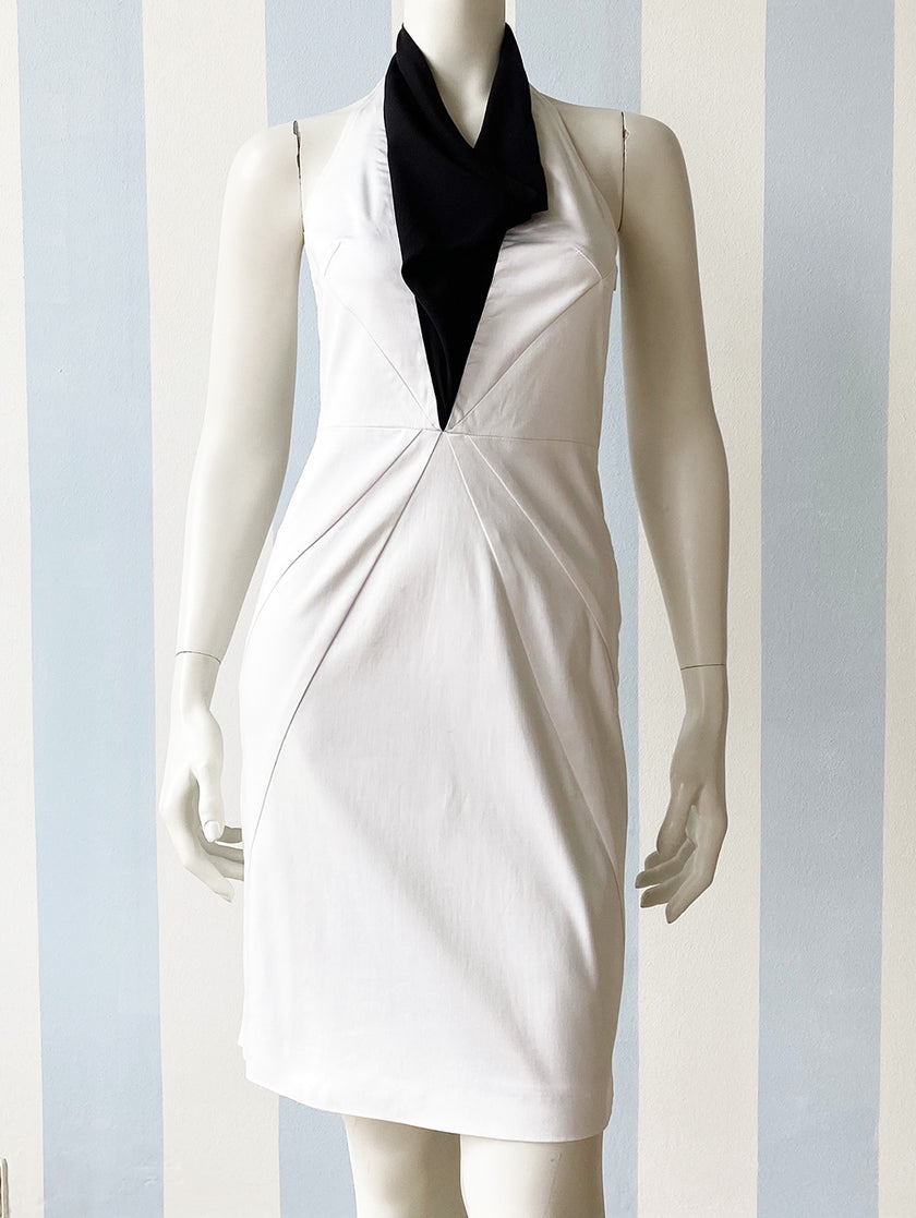 Witte jurk met zwarte watervalhals
