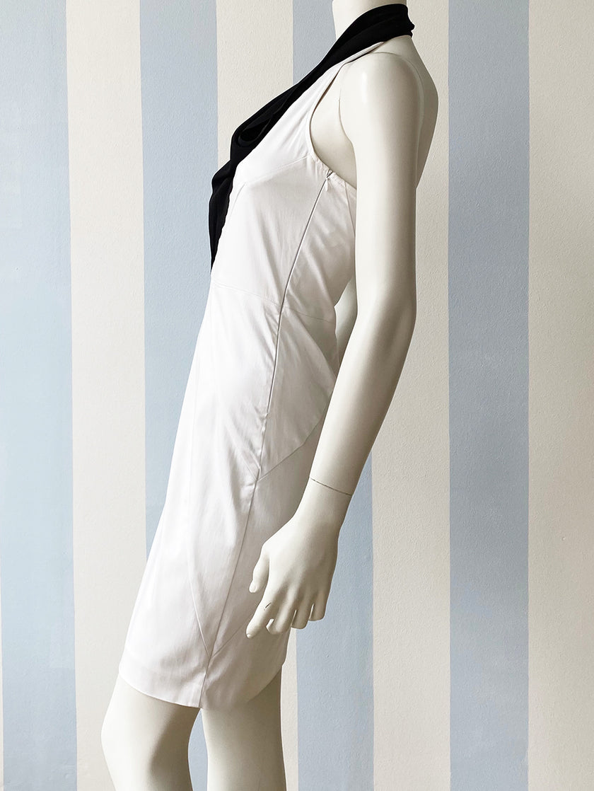 Witte jurk met zwarte watervalhals