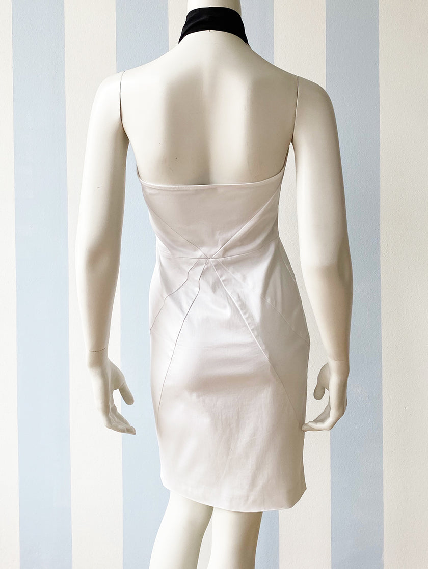 Witte jurk met zwarte watervalhals