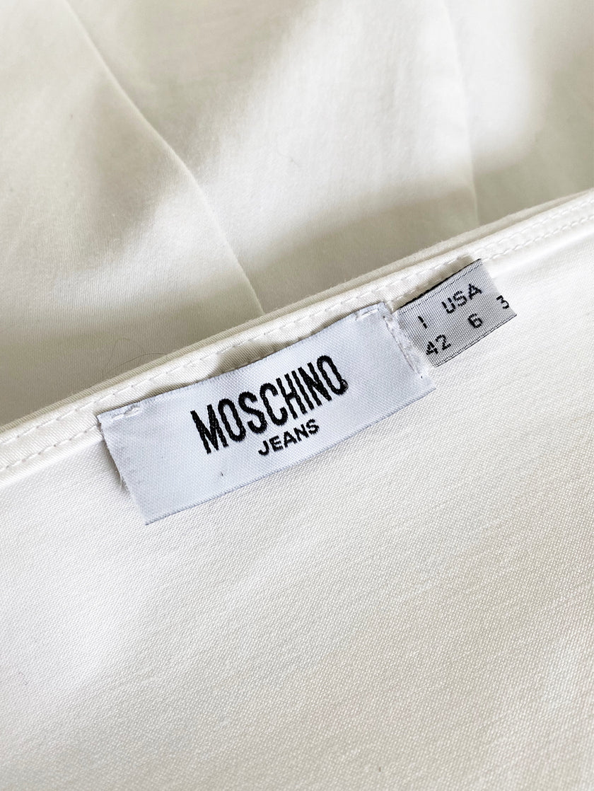 Witte jurk met zwarte watervalhals