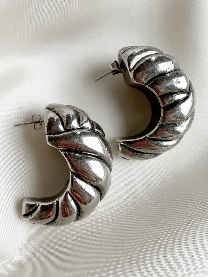 Grote verzilverde oorstekers