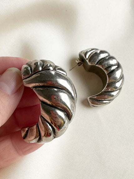 Grote verzilverde oorstekers