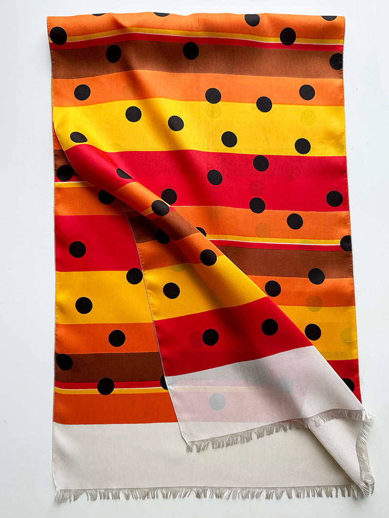 Lange sjaal met strepen en stippen