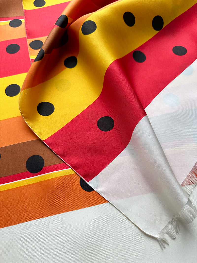 Lange sjaal met strepen en stippen