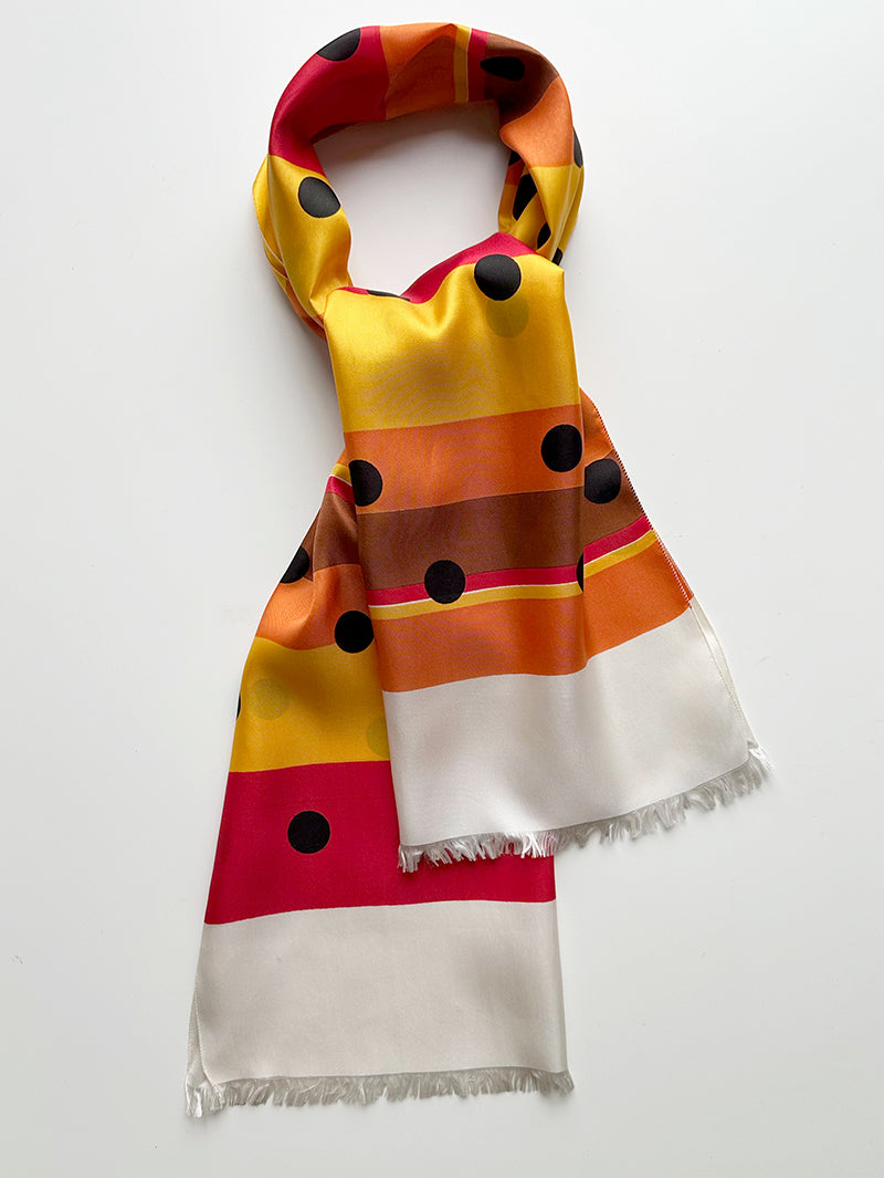 Lange sjaal met strepen en stippen