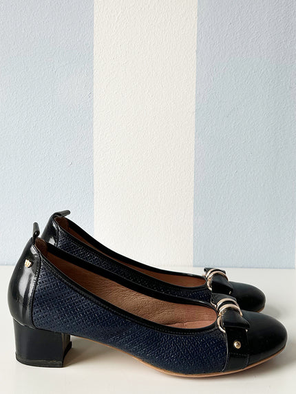 Donkerblauwe pumps met strikjes