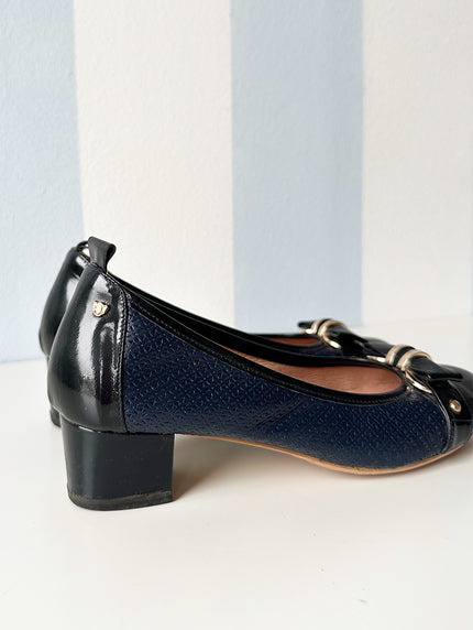 Donkerblauwe pumps met strikjes