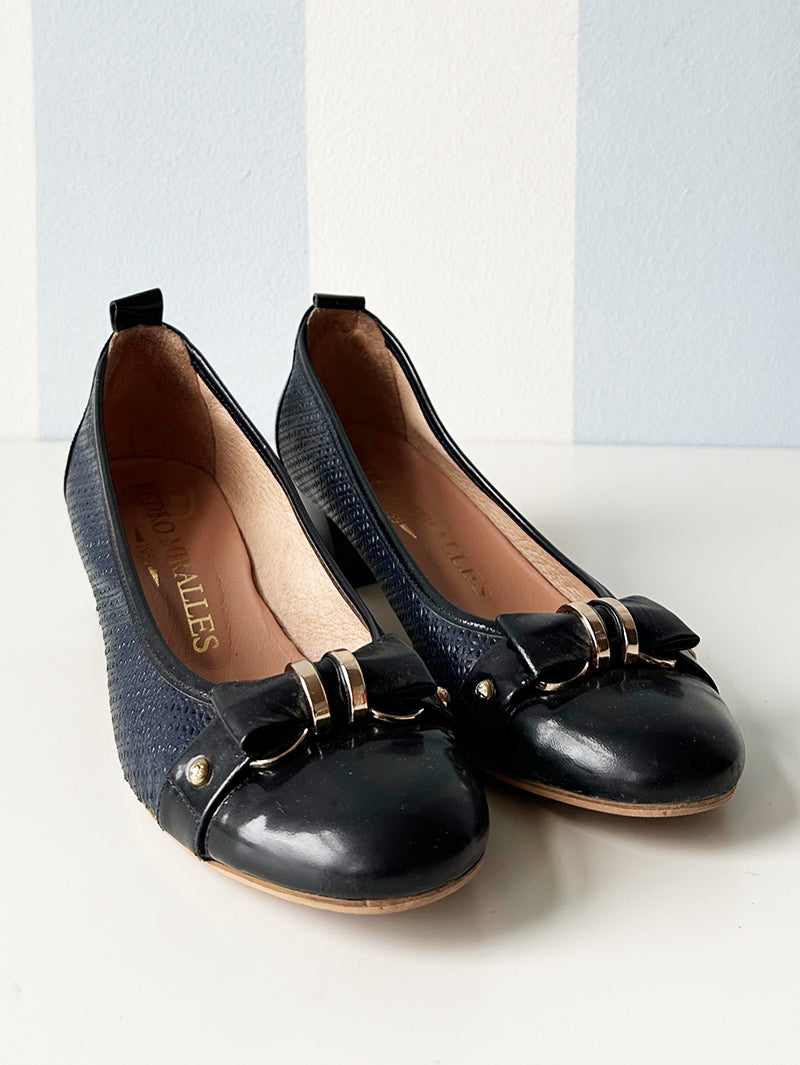 Donkerblauwe pumps met strikjes