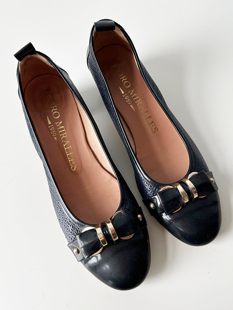 Donkerblauwe pumps met strikjes