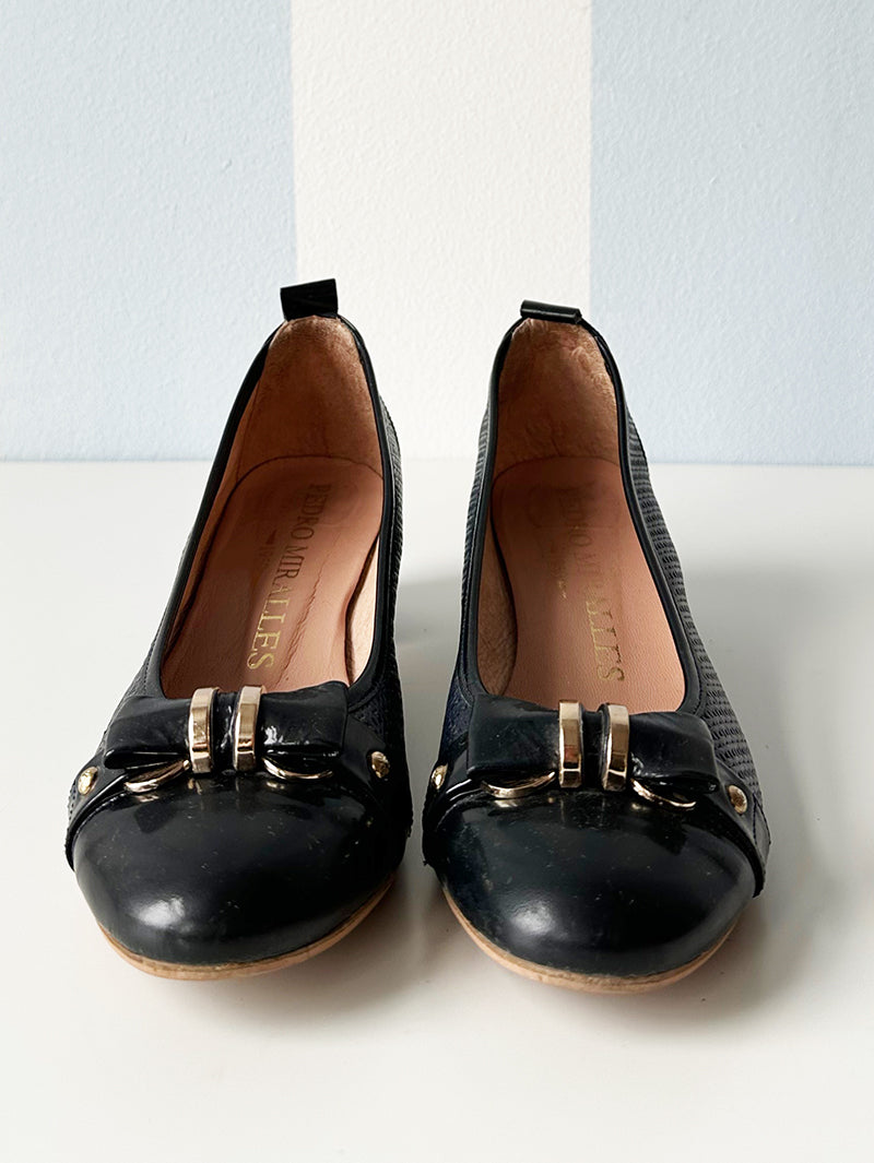 Donkerblauwe pumps met strikjes