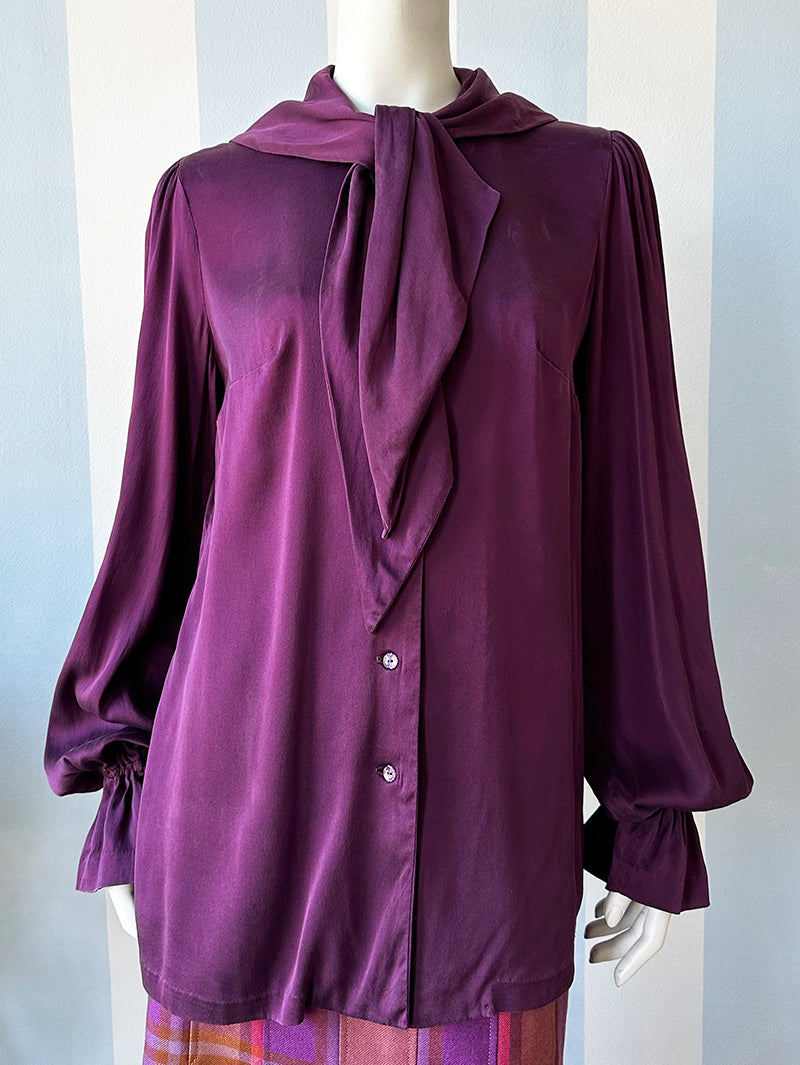 Donkerpaarse zijden strikblouse