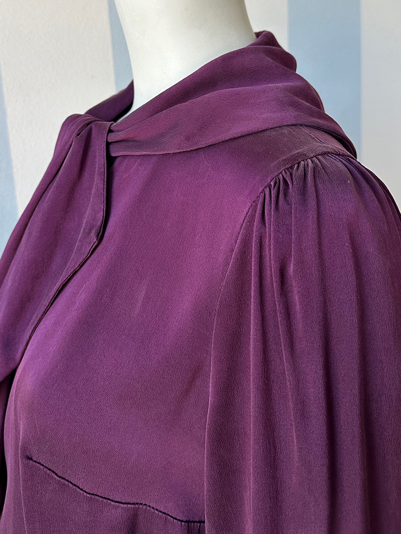 Donkerpaarse zijden strikblouse