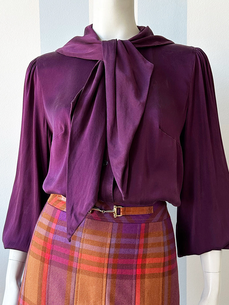 Donkerpaarse zijden strikblouse