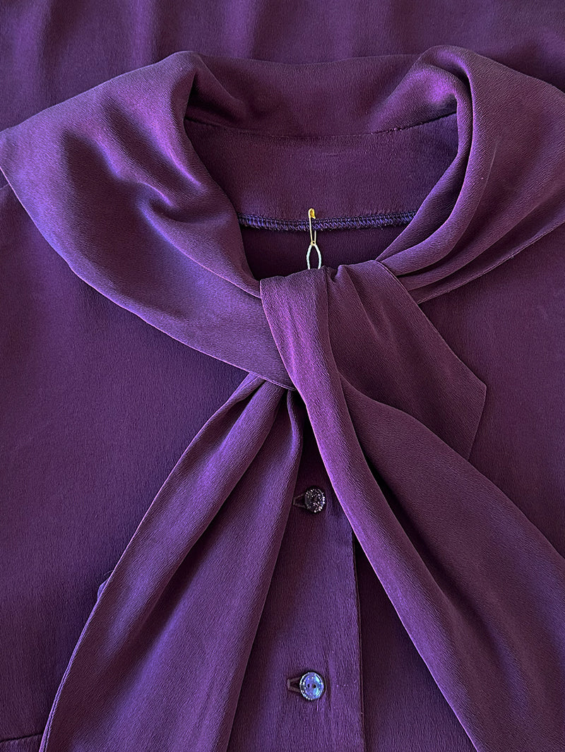 Donkerpaarse zijden strikblouse