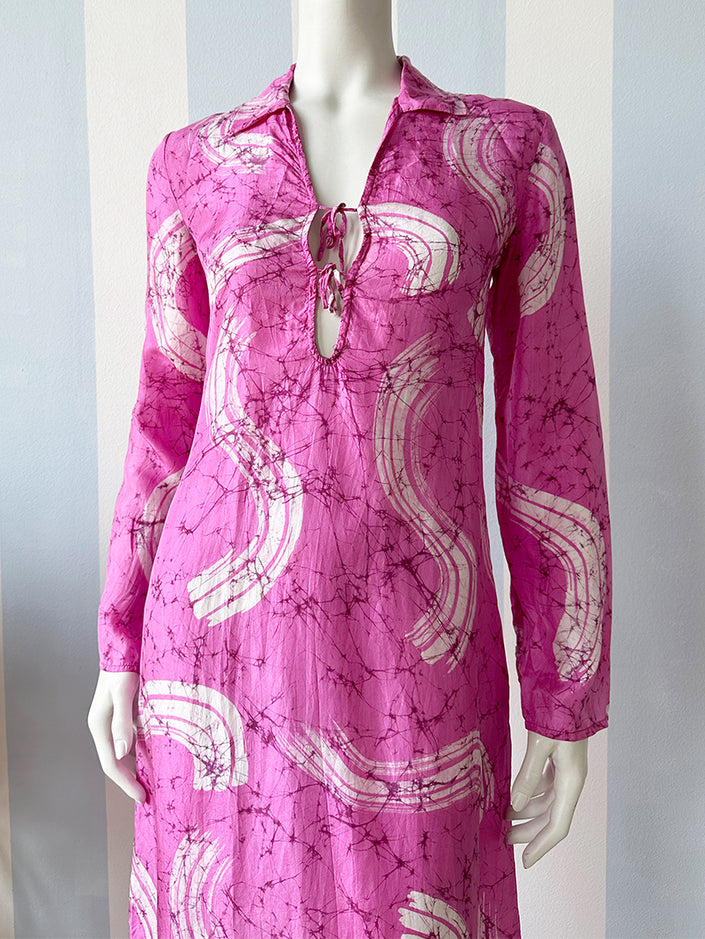 Roze zijden strandjurk