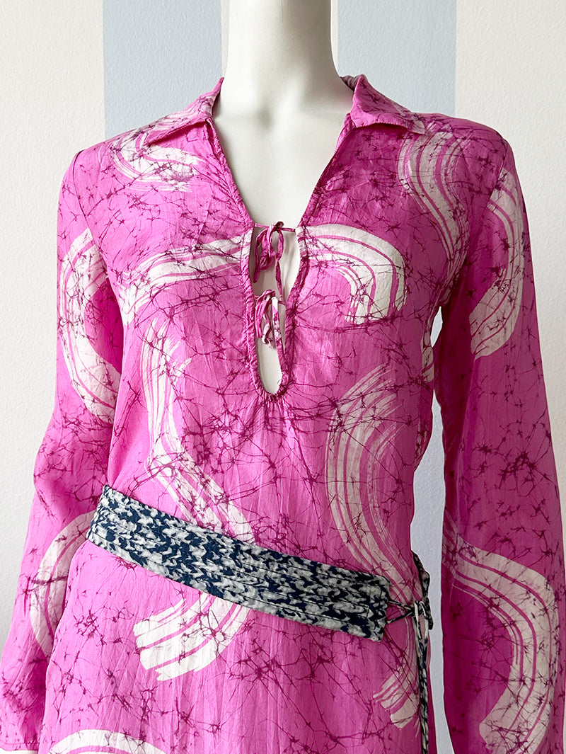 Roze zijden strandjurk