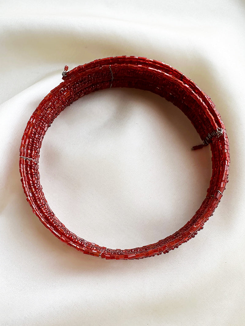 Rode choker van glaskraaltjes