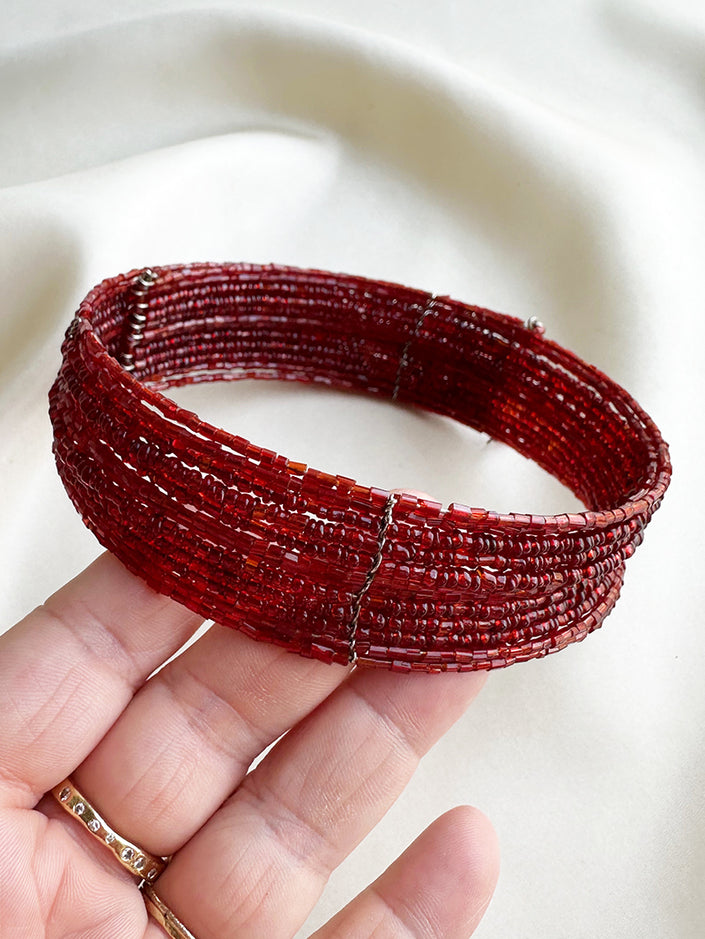 Rode choker van glaskraaltjes