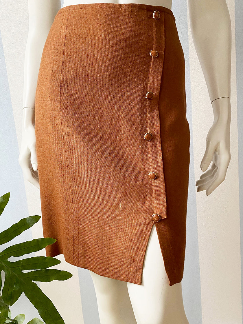 Bruin kokerrokje met bijpassende clip oorbellen