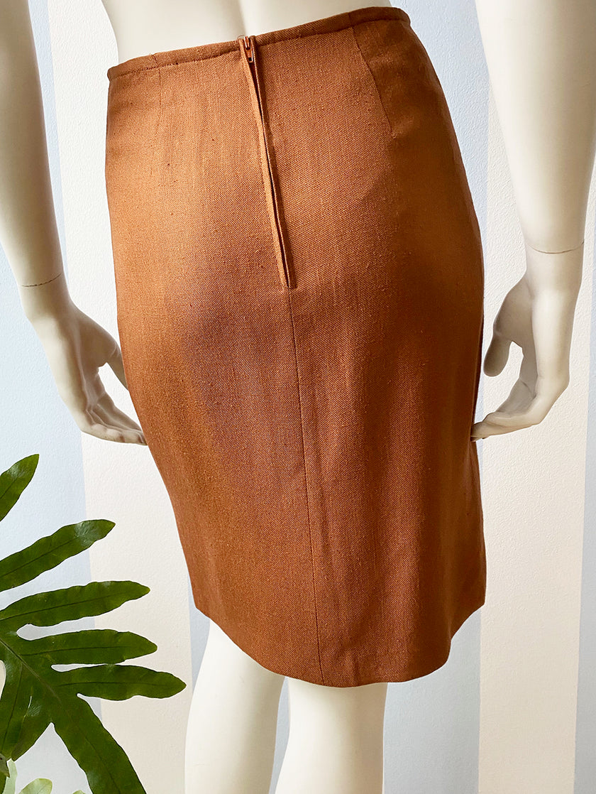 Bruin kokerrokje met bijpassende clip oorbellen