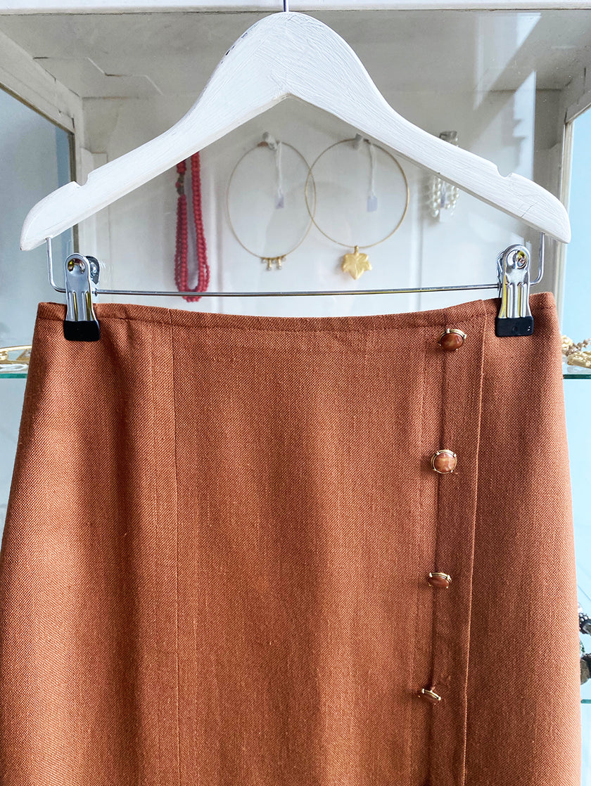 Bruin kokerrokje met bijpassende clip oorbellen