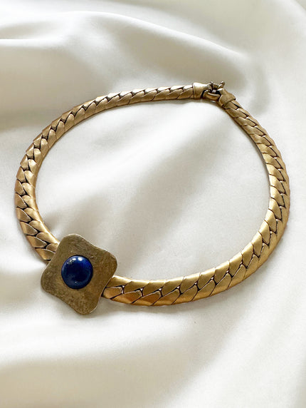 Gouden ketting met blauwe steen
