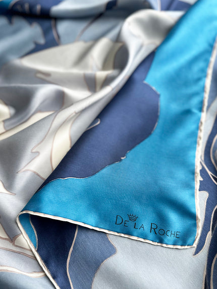 Blauwe zijden sjaal met bloem