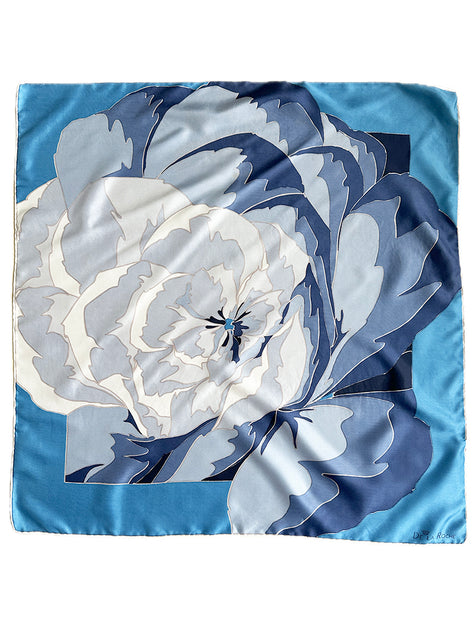 Blauwe zijden sjaal met bloem