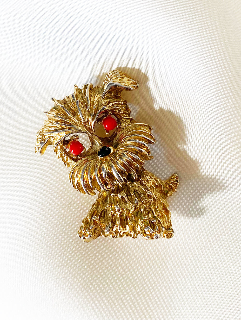 Gouden hondje broche