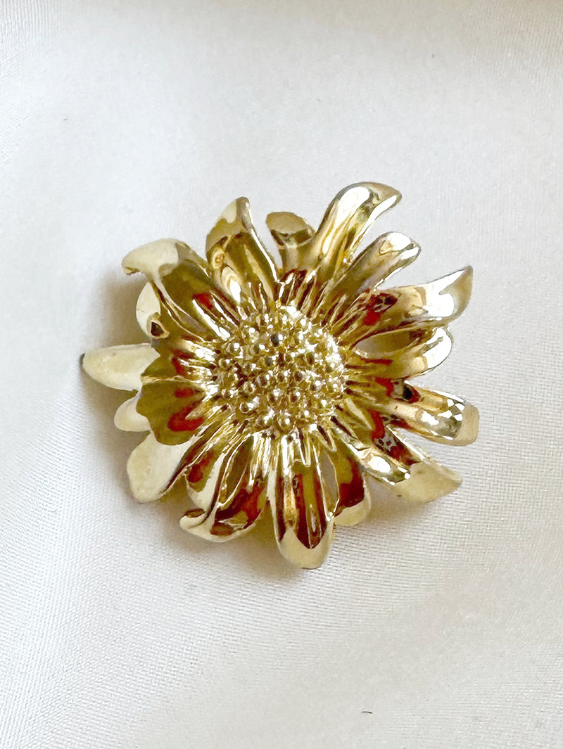 Gouden bloem broche
