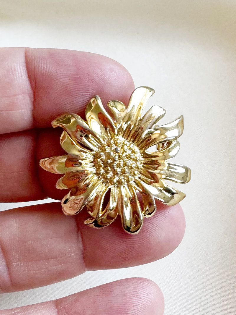 Gouden bloem broche