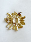 Gouden bloem broche