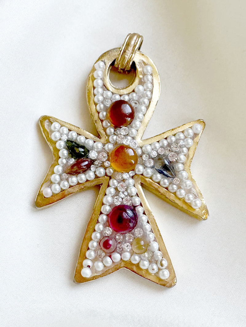 Grote vergulde designer kruishanger met faux pareltjes