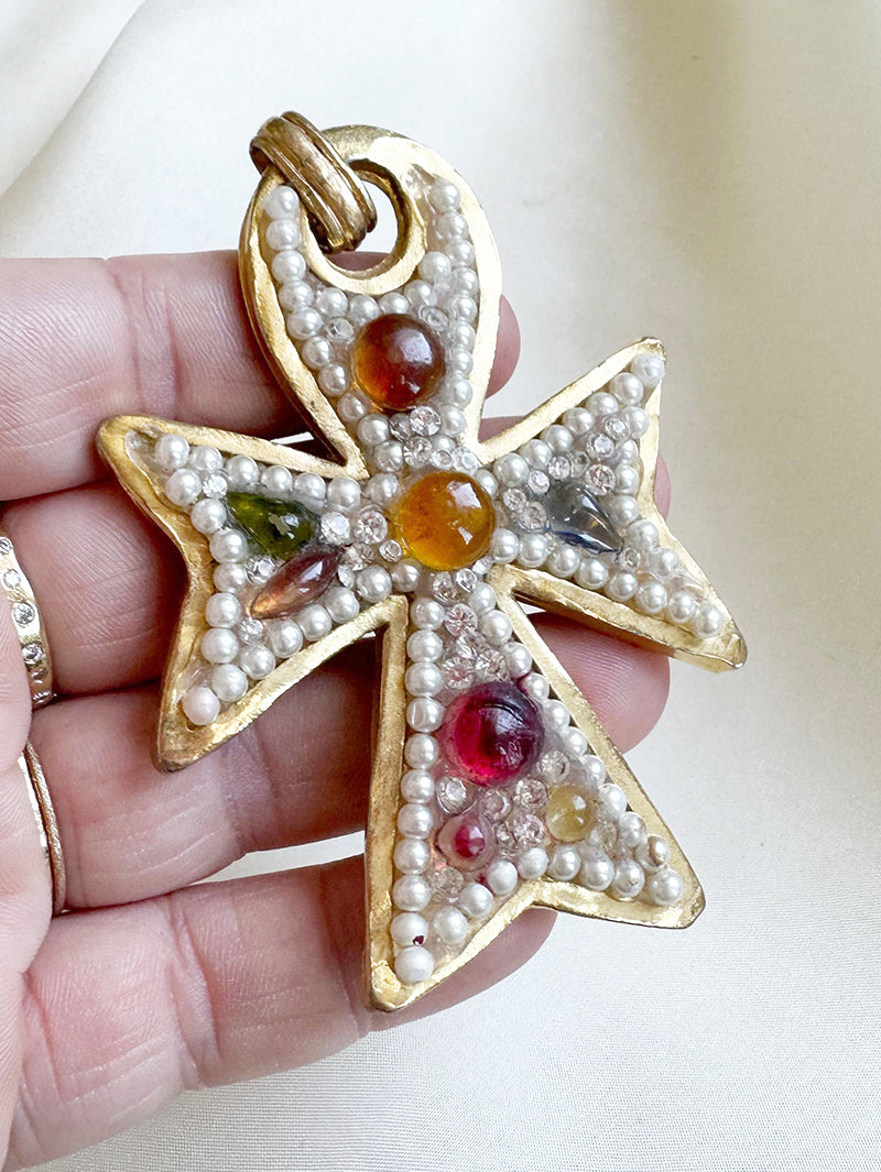 Grote vergulde designer kruishanger met faux pareltjes