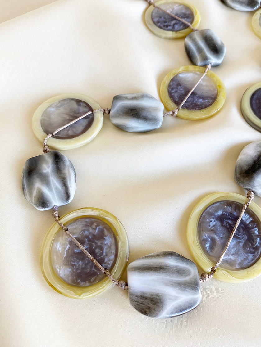 Grijze kunststof ketting