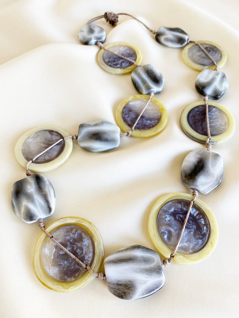 Grijze kunststof ketting