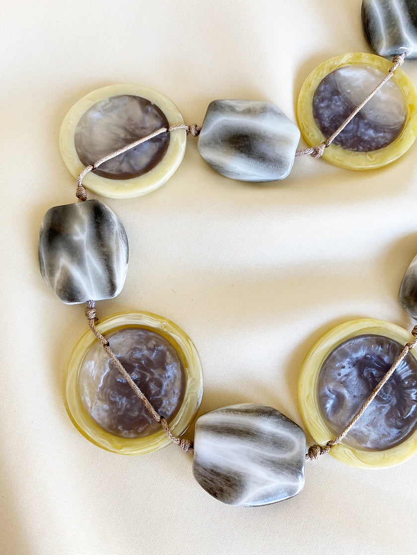 Grijze kunststof ketting