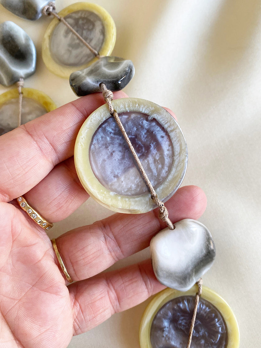 Grijze kunststof ketting