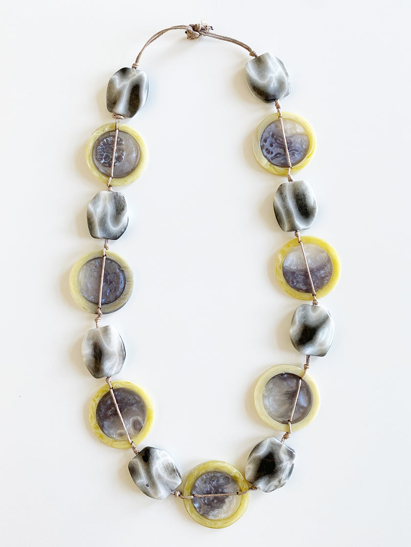 Grijze kunststof ketting