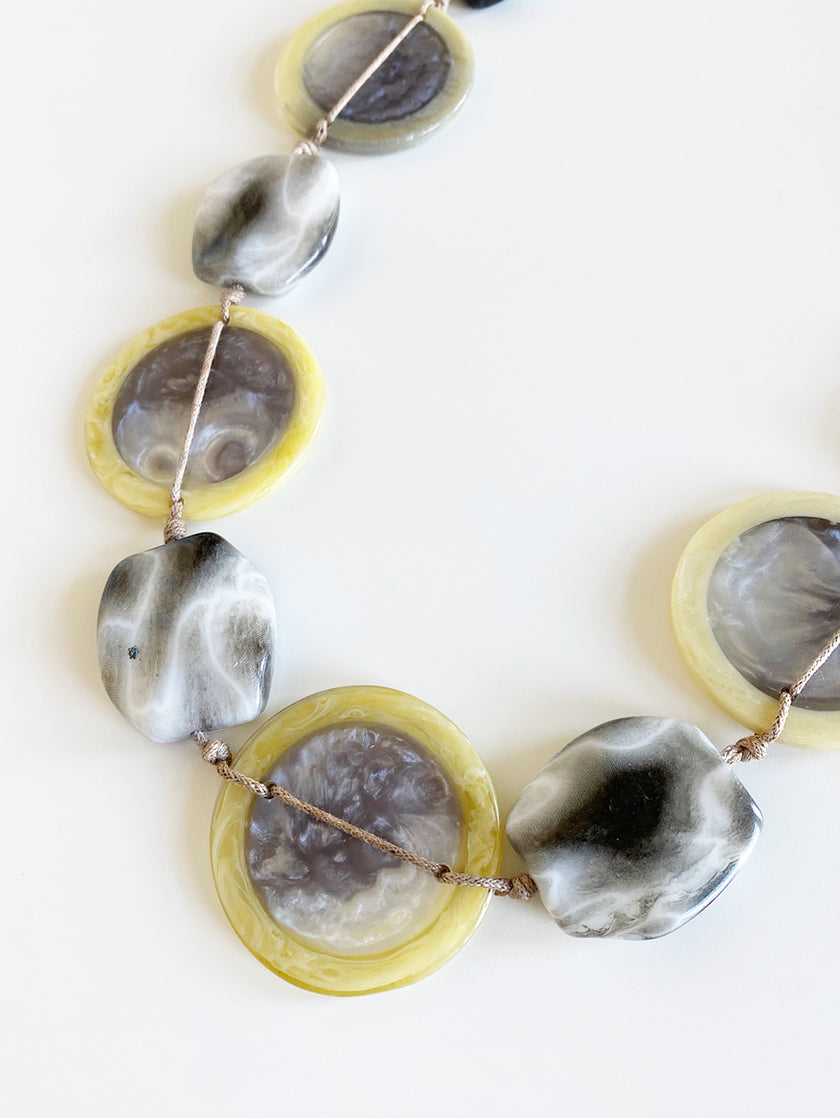 Grijze kunststof ketting