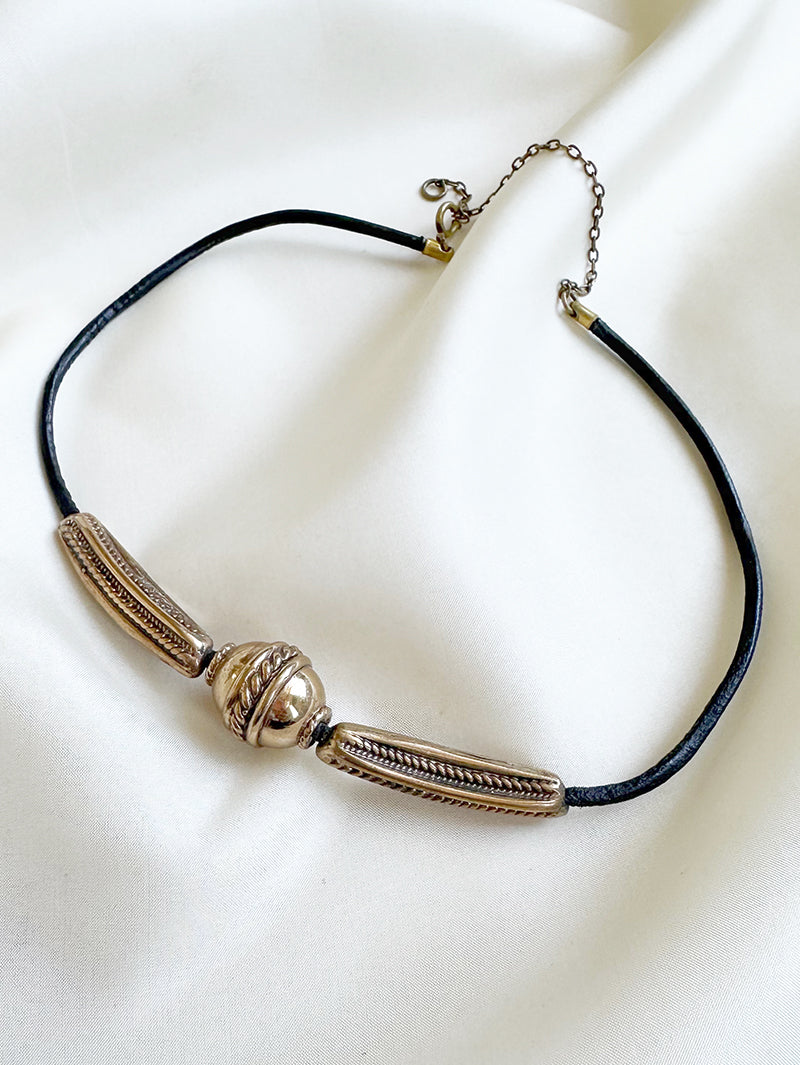 Leren choker met gouden kralen