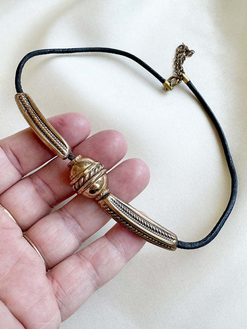 Leren choker met gouden kralen