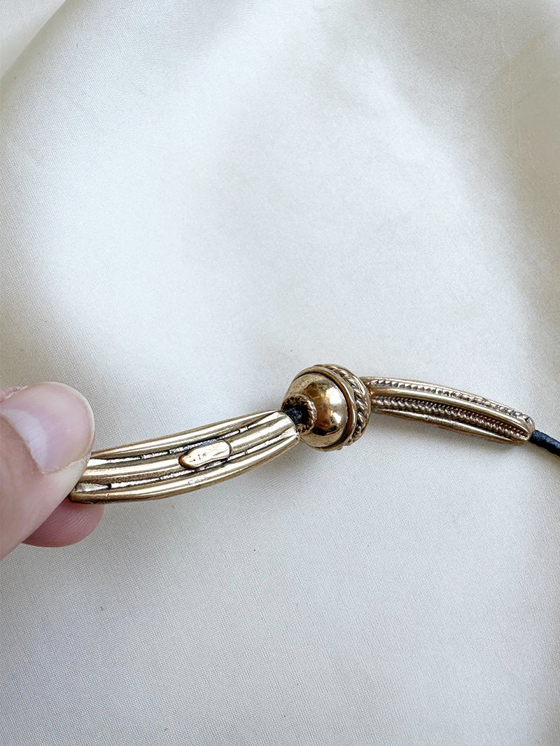 Leren choker met gouden kralen