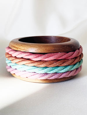 Brede houten armband met touwen