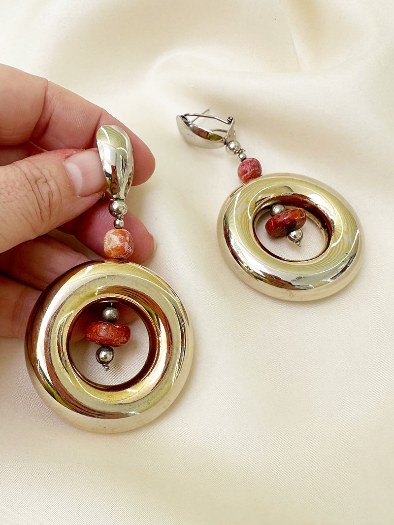 Grote oorbellen met gouden ringen