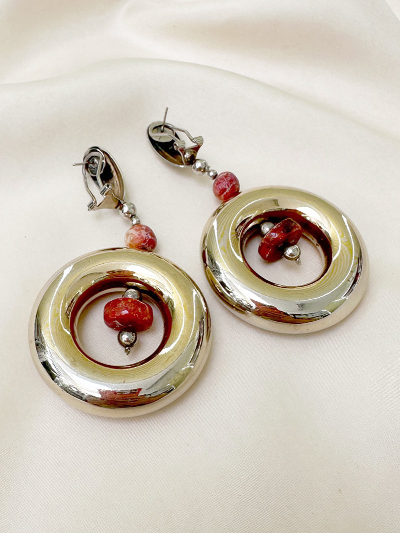 Grote oorbellen met gouden ringen
