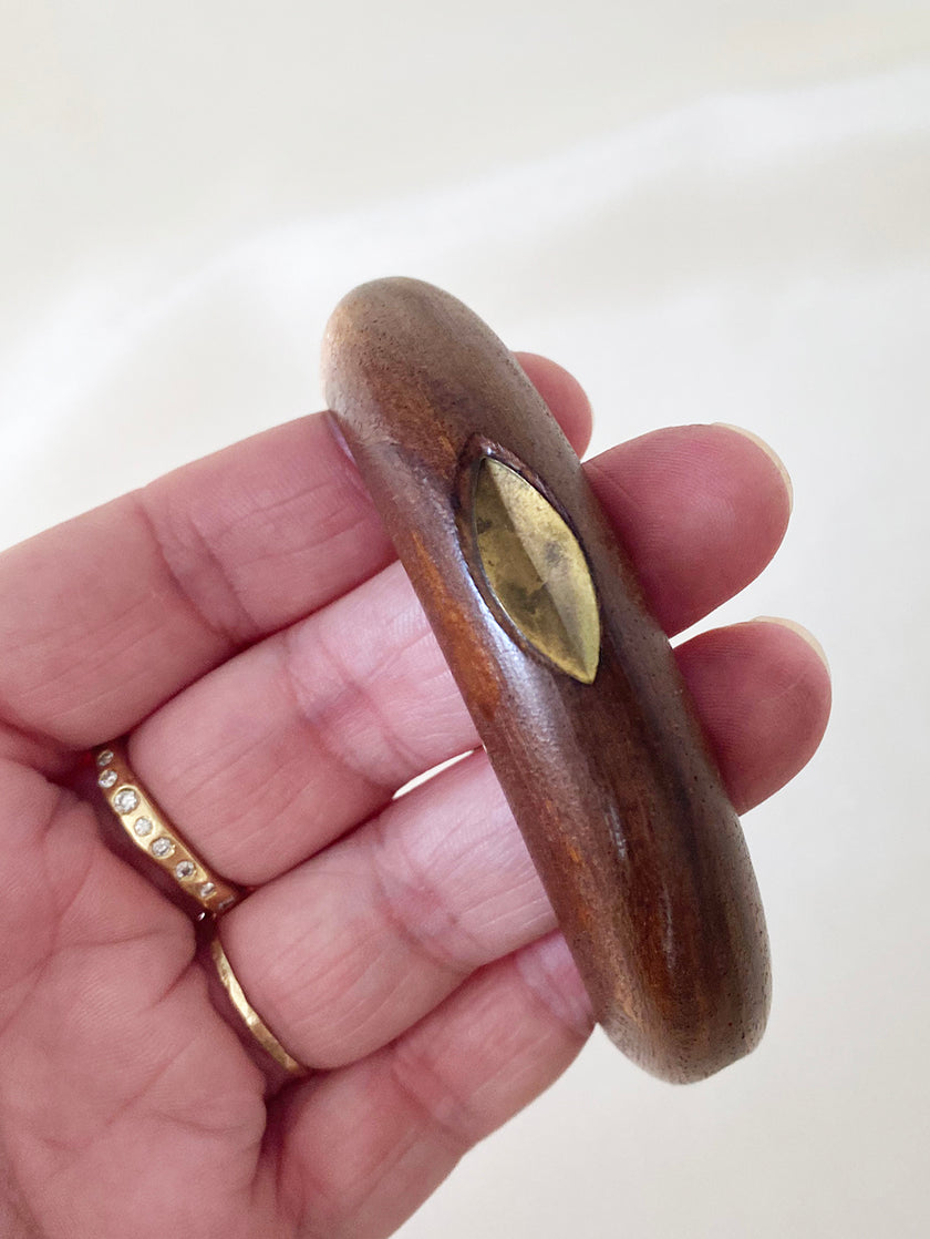 Houten armband met messing details