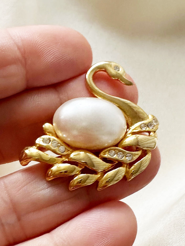 Zwaan broche