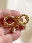 Vergulde strik broche met faux parels