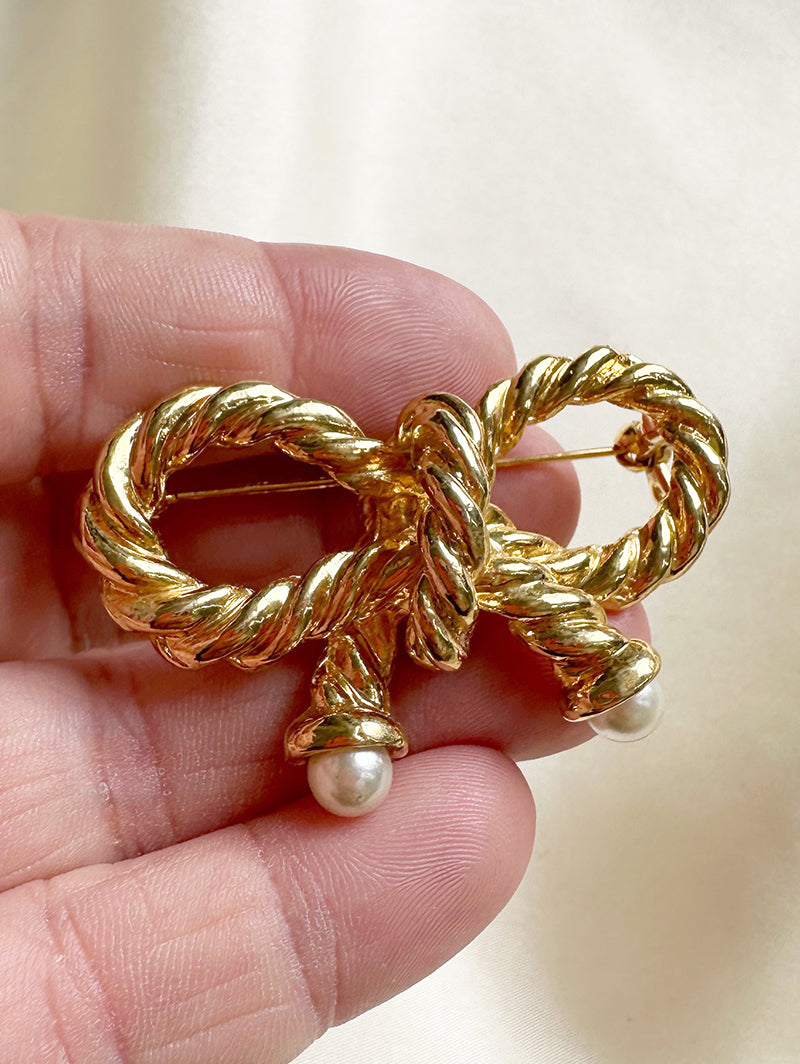 Vergulde strik broche met faux parels